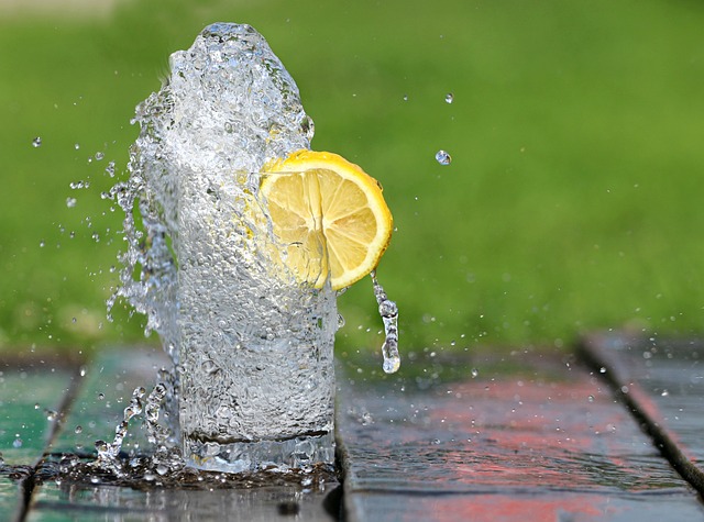 Molecular Hydrogen Therapy - Ice water With Lemon 